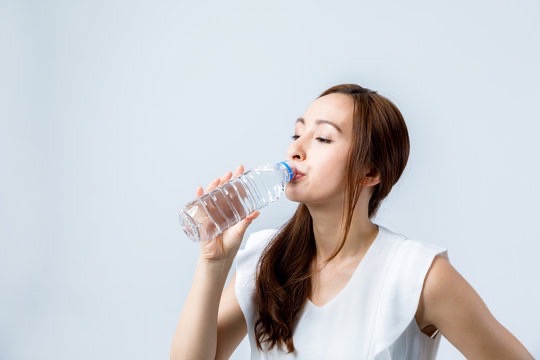 水を飲む女性