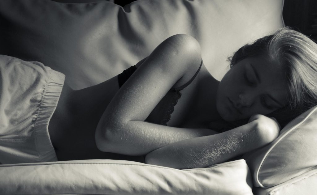 睡眠をとっている女性